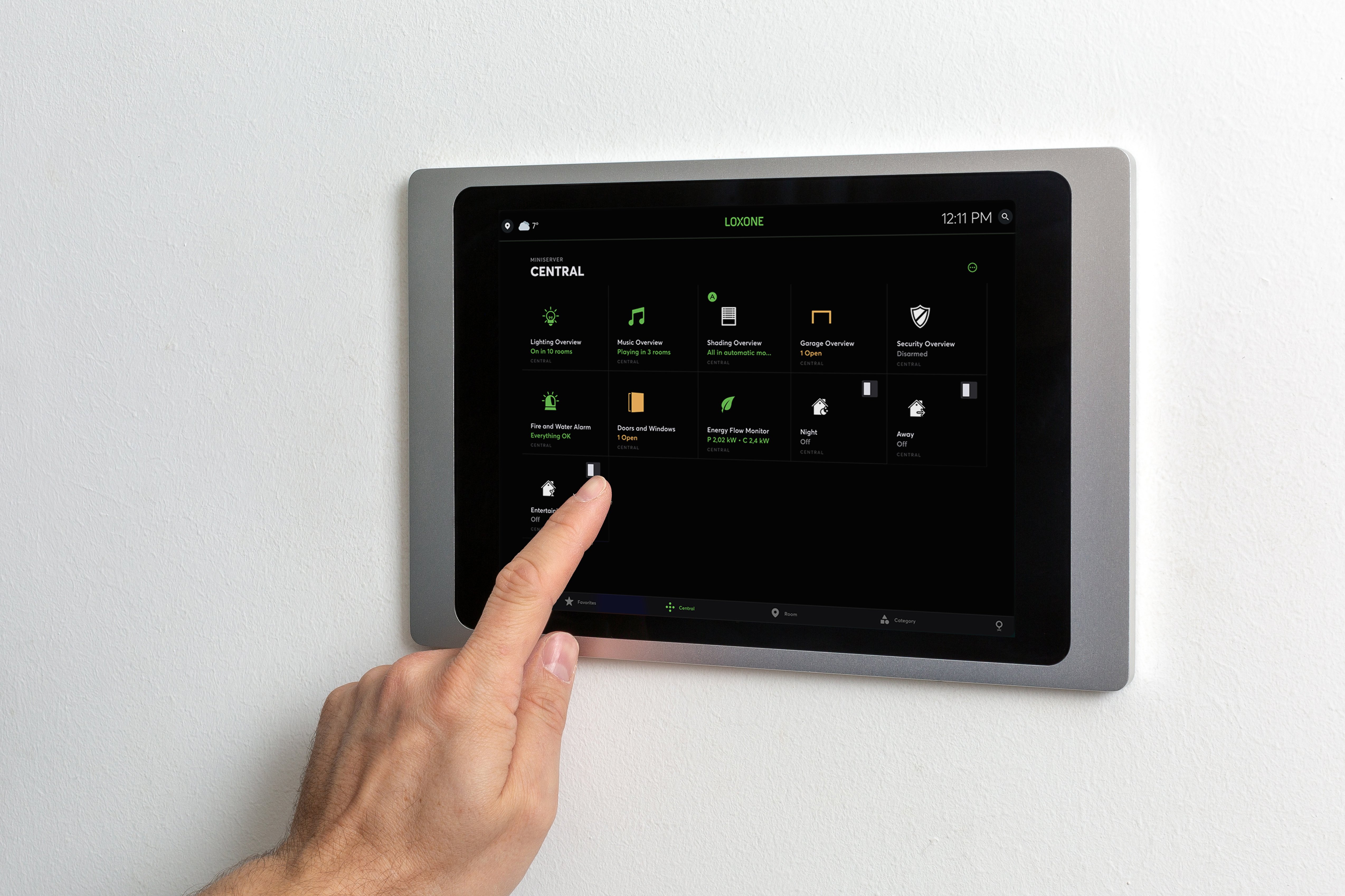 (c)Loxone_iPad-Wallmount-with-hand_Smart-Object